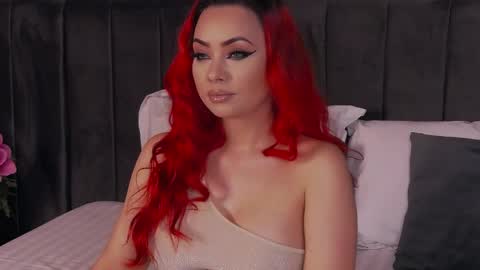 Snapshot of emmelyn_ chatting on April 2026 04:06:02 AM Emm online show from April 2026 04:06:02 AM