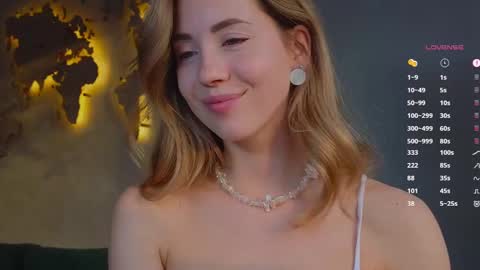 Snapshot of emmi_rosee chatting on February 2025 01:22:02 PM Miss Emmi online show from February 2025 01:22:02 PM