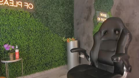 Emmiily online show from January 2025 02:00:02 AM