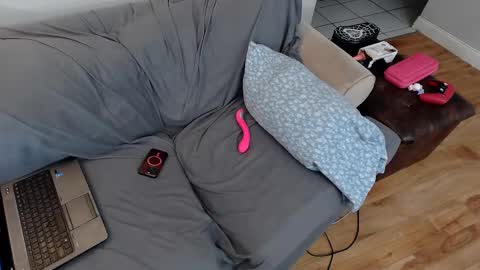 Snapshot of emodream1998media chatting on February 2025 01:55:01 AM EmoDream1998 online show from February 2025 01:55:01 AM