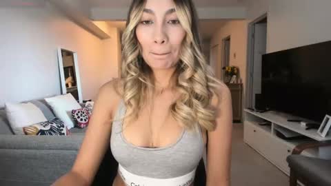 emyconneer online show from September 2025 07:40:02 PM