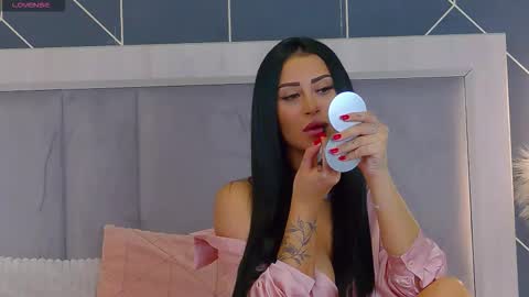 Snapshot of emylaveau chatting on October 2025 06:02:02 AM Emy online show from October 2025 06:02:02 AM