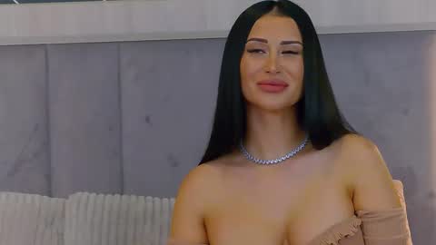 Snapshot of emylaveau chatting on November 2025 06:45:01 AM Emy online show from November 2025 06:45:01 AM