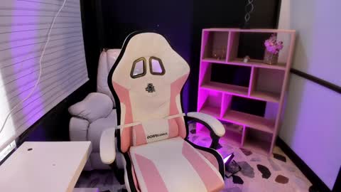 Snapshot of emysilver chatting on December 2024 04:27:02 PM Emy Silver online show from December 2024 04:27:02 PM