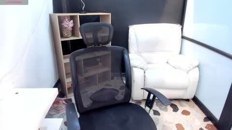 Snapshot of emysilver chatting on February 2025 02:43:01 PM Emy Silver online show from February 2025 02:43:01 PM