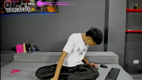 Snapshot of ender_h0tt chatting on June 2026 01:19:02 PM Ender online show from June 2026 01:19:02 PM