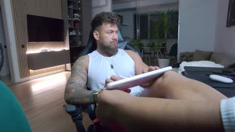 Erik online show from January 2025 08:42:01 PM