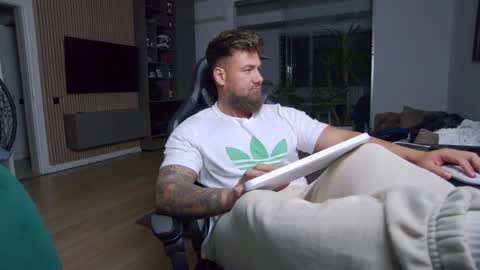 Erik online show from February 2025 06:49:02 PM