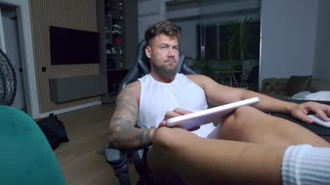 Erik online show from February 2025 06:26:02 PM