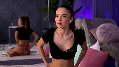 Snapshot of esmeainsley chatting on December 2024 10:30:01 PM Raluca online show from December 2024 10:30:01 PM