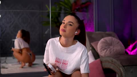 Snapshot of esmeainsley chatting on December 2024 02:53:01 AM Raluca online show from December 2024 02:53:01 AM