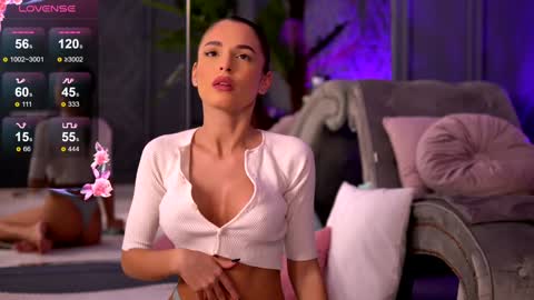 Snapshot of esmeainsley chatting on December 2024 11:19:02 PM Raluca online show from December 2024 11:19:02 PM