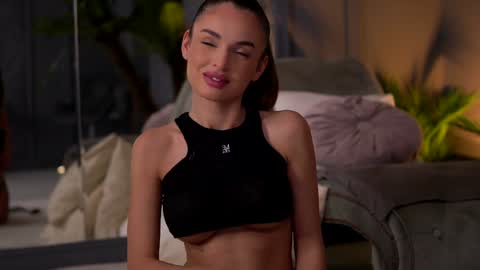 Snapshot of esmeainsley chatting on January 2025 11:23:01 PM Raluca online show from January 2025 11:23:01 PM