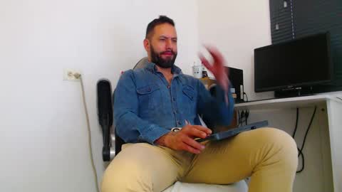 Snapshot of esteban7984068 chatting on March 2026 03:50:01 PM esteban online show from March 2026 03:50:01 PM