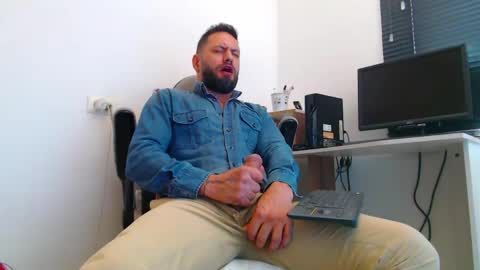 Snapshot of esteban7984068 chatting on March 2026 05:17:02 PM esteban online show from March 2026 05:17:02 PM