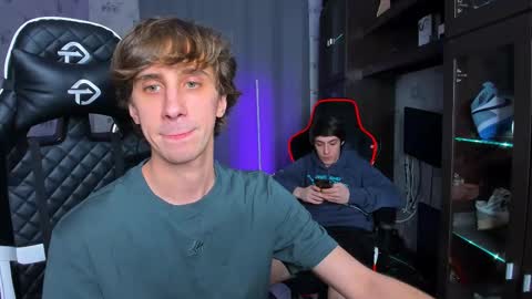 Snapshot of esthetics_boys chatting on February 2025 08:05:02 PM LOUIS online show from February 2025 08:05:02 PM