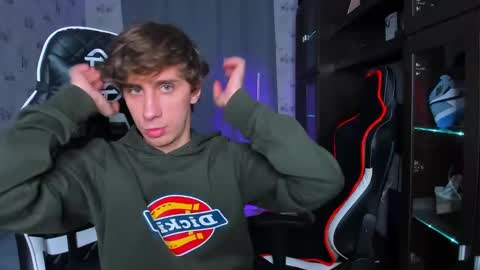 Snapshot of esthetics_boys chatting on February 2025 05:46:02 PM LOUIS online show from February 2025 05:46:02 PM