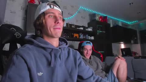 Snapshot of esthetics_boys chatting on October 2025 08:18:02 PM LOUIS online show from October 2025 08:18:02 PM