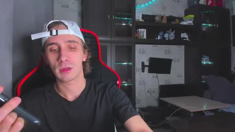 Snapshot of esthetics_boys chatting on November 2025 02:28:02 AM LOUIS online show from November 2025 02:28:02 AM