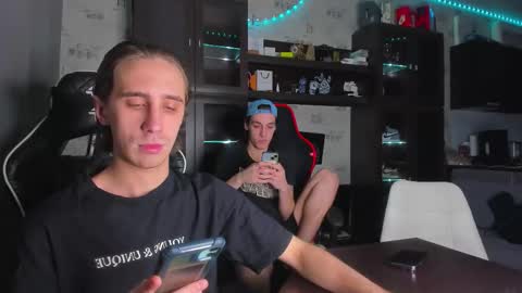 Snapshot of esthetics_boys chatting on November 2025 02:44:02 AM LOUIS online show from November 2025 02:44:02 AM