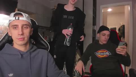 Snapshot of esthetics_boys chatting on December 2025 10:04:01 PM LOUIS online show from December 2025 10:04:01 PM