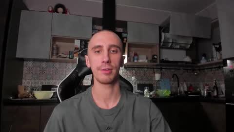 Snapshot of esthetics_boys chatting on January 2026 09:36:01 AM LOUIS online show from January 2026 09:36:01 AM