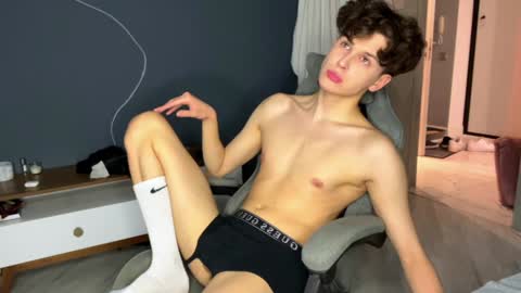 Snapshot of estremecerse chatting on December 2024 12:54:02 PM Alex online show from December 2024 12:54:02 PM