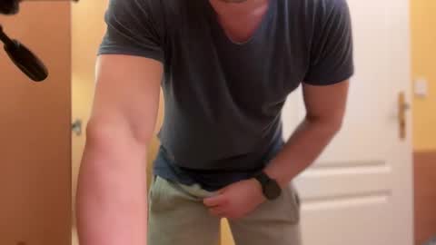 Tom online show from November 2025 06:04:02 PM