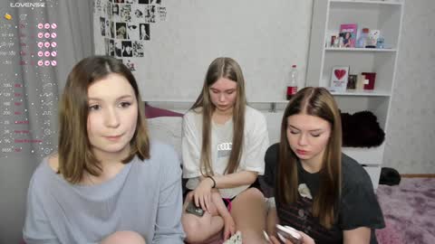 Veronica Tiia Lilith left to right online show from December 2024 10:43:01 PM