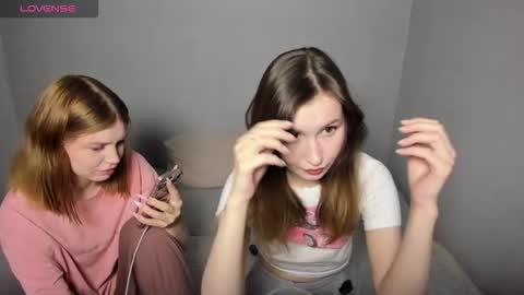 Veronica Tiia Lilith left to right online show from September 2025 06:56:02 PM