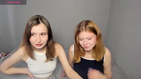 Veronica Tiia Lilith left to right online show from October 2025 04:11:01 AM