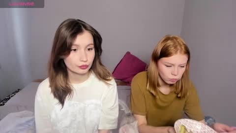 Veronica Tiia Lilith left to right online show from October 2025 05:05:01 AM