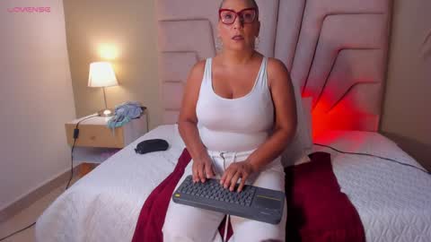 Snapshot of evaa_mills chatting on May 2026 09:00:01 PM Eva online show from May 2026 09:00:01 PM