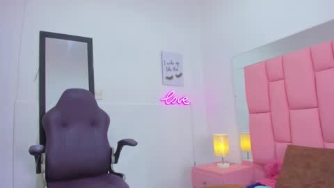 evaa_white online show from November 2025 12:05:02 PM