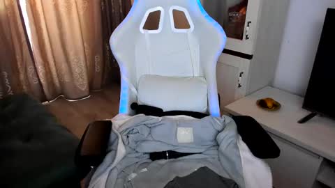 eveeevian online show from February 2025 02:44:02 PM