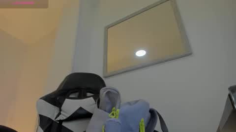 Snapshot of evelin_leroy chatting on December 2025 12:09:01 PM BELLA online show from December 2025 12:09:01 PM