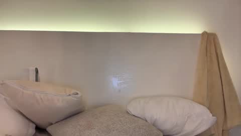 E V E L Y N  online show from February 2026 09:30:01 AM