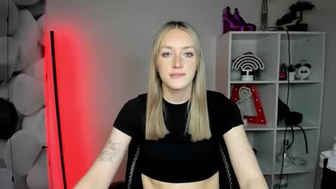 evelynblond online show from February 2026 01:37:01 PM
