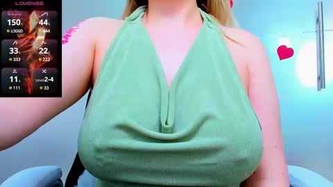 Snapshot of evelyne_rose chatting on March 2025 12:17:01 PM evelyne_rose online show from March 2025 12:17:01 PM