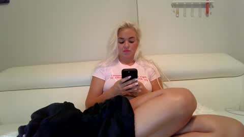 Snapshot of evillers1 chatting on December 2024 01:17:01 AM Badblondebunny online show from December 2024 01:17:01 AM