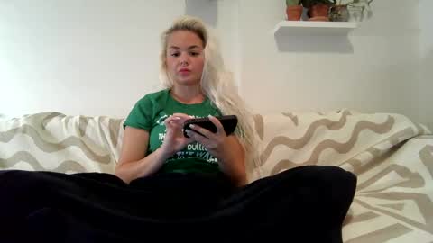 Snapshot of evillers1 chatting on January 2025 12:18:01 AM Badblondebunny online show from January 2025 12:18:01 AM