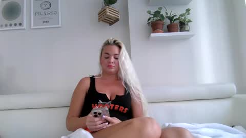 Snapshot of evillers1 chatting on October 2025 09:01:01 PM Badblondebunny online show from October 2025 09:01:01 PM