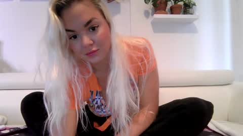 Snapshot of evillers1 chatting on October 2025 09:12:02 PM Badblondebunny online show from October 2025 09:12:02 PM