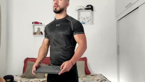 Ezzio Scolaro online show from April 2026 11:33:02 PM