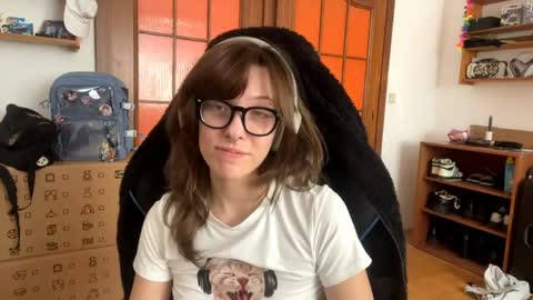 Snapshot of faintpeach chatting on April 2026 11:42:01 AM Loly online show from April 2026 11:42:01 AM