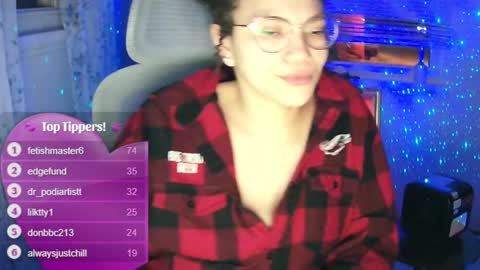 Snapshot of feetnymph chatting on January 2025 05:04:02 AM Soley online show from January 2025 05:04:02 AM