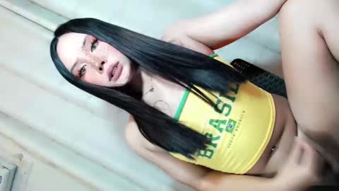Snapshot of feminine_elle chatting on June 2026 09:23:02 AM elle online show from June 2026 09:23:02 AM