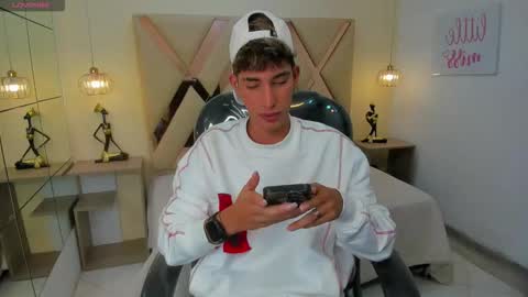 Snapshot of ferphoenix_ chatting on December 2025 03:33:01 AM FER PHOENIX online show from December 2025 03:33:01 AM