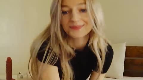 Snapshot of fitblondeprincess chatting on November 2025 07:58:01 PM flowergirl online show from November 2025 07:58:01 PM