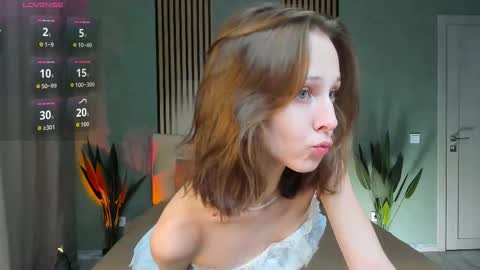 im Linda please give me thumbs up online show from October 2025 03:09:01 AM